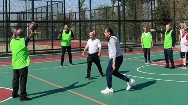 Fahrettin Altun, Cumhurbaşkanı Erdoğan'ın basketbol oynadığı manzaraları yayınladı