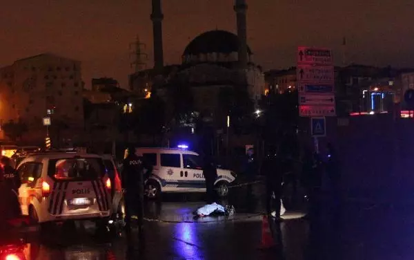 GAZİOSMANPAŞA'DA YOLUN KARŞISINA GEÇERKEN OTOMOBİL ÇARPAN 3 KİŞİ HAYATINI KAYBETTİ