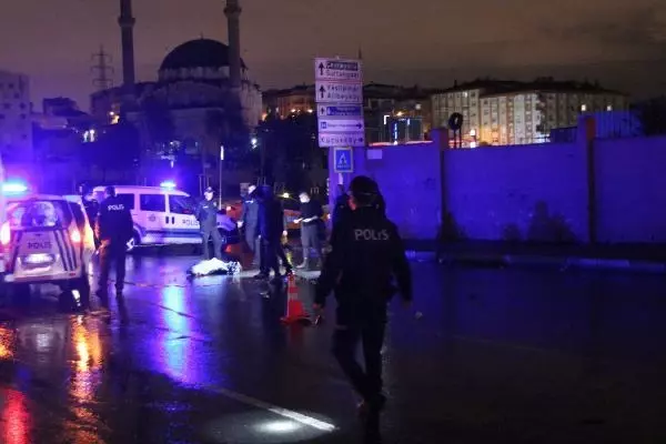 GAZİOSMANPAŞA'DA YOLUN KARŞISINA GEÇERKEN OTOMOBİL ÇARPAN 3 KİŞİ HAYATINI KAYBETTİ