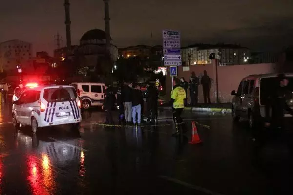 GAZİOSMANPAŞA'DA YOLUN KARŞISINA GEÇERKEN OTOMOBİL ÇARPAN 3 KİŞİ HAYATINI KAYBETTİ