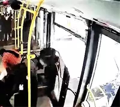 Halk otobüsüne çarpan yük asansörünün neden olduğu panik görüntülere yansıdı