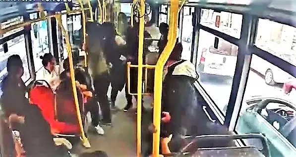 Halk otobüsüne çarpan yük asansörünün neden olduğu panik görüntülere yansıdı
