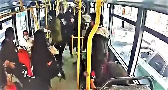 Halk otobüsüne çarpan yük asansörünün neden olduğu panik görüntülere yansıdı