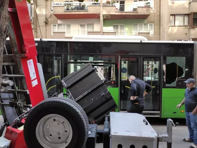 Halk otobüsüne çarpan yük asansörünün neden olduğu panik görüntülere yansıdı