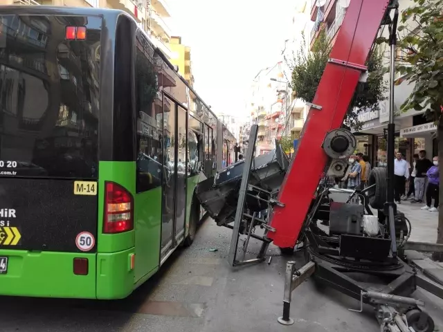 Halk otobüsüne çarpan yük asansörünün neden olduğu panik görüntülere yansıdı
