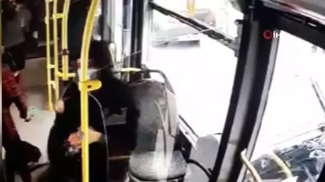Halk otobüsüne çarpan yük asansörünün neden olduğu panik görüntülere yansıdı