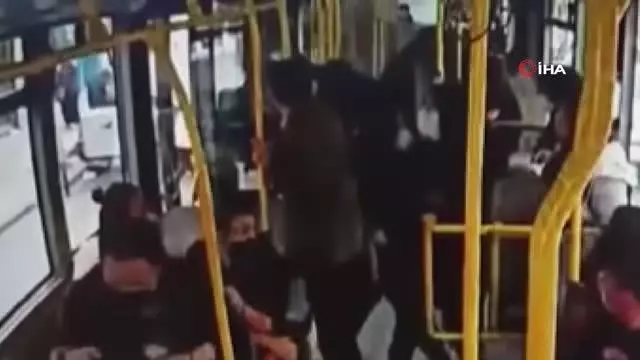 Halk otobüsüne çarpan yük asansörünün neden olduğu panik görüntülere yansıdı