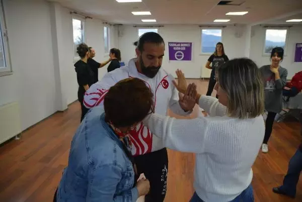 KADINLAR, ŞİDDETE KARŞI KENDİLERİNİN SAVUNMAYI ÖĞRENİYOR