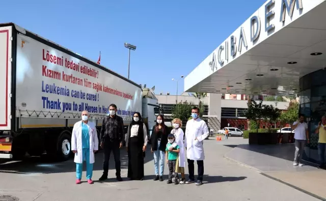 Kızı lösemiden kurtulan baba, doktorlara böyle teşekkür etti