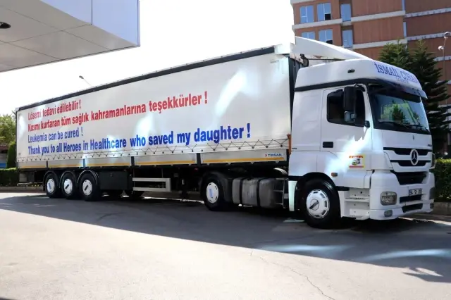 Kızı lösemiden kurtulan baba, doktorlara böyle teşekkür etti