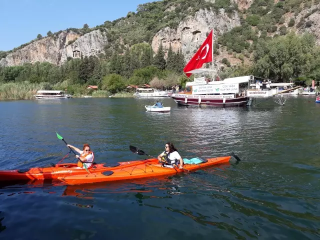 Muğla'da kanocular, rahatsızlanan June Haimoff için şükran geçişi yaptı