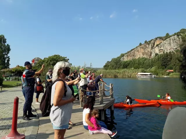 Muğla'da kanocular, rahatsızlanan June Haimoff için şükran geçişi yaptı