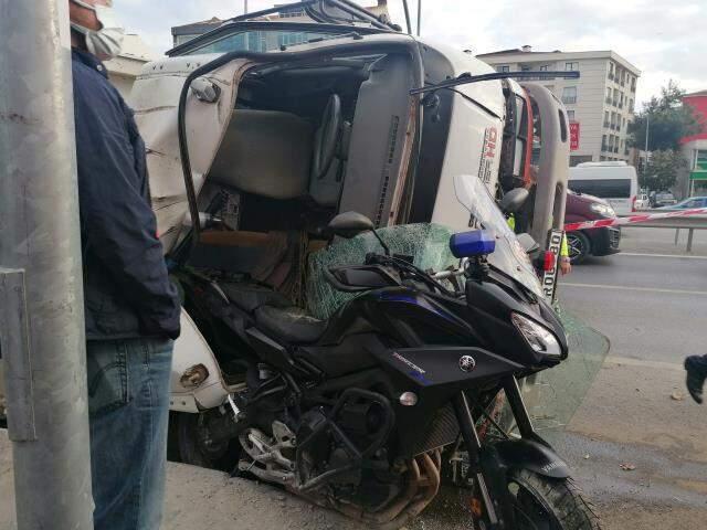 Silivri'de kum kamyonu polisin üzerine devrildi, kaza kameraya yansıdı Silivri'de kum kamyonu polisin üzerine devrildi, kaza kameraya yansıdı