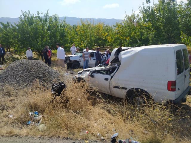 3 aracın karıştığı kazada 1'i polis 5 kişi yaşamını yitirdi