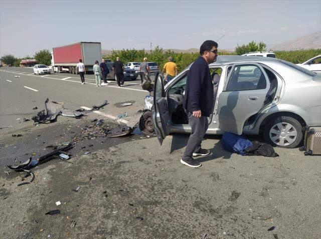 3 aracın karıştığı kazada 1'i polis 5 kişi yaşamını yitirdi 3 aracın karıştığı kazada 1'i polis 5 kişi yaşamını yitirdi