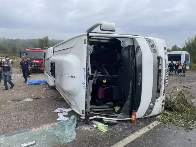 MHP kafilesini taşıyan midibüs devrildi: 2 ölü, 19 yaralı