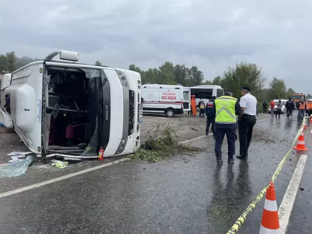 MHP kafilesini taşıyan midibüs devrildi: 2 ölü, 19 yaralı