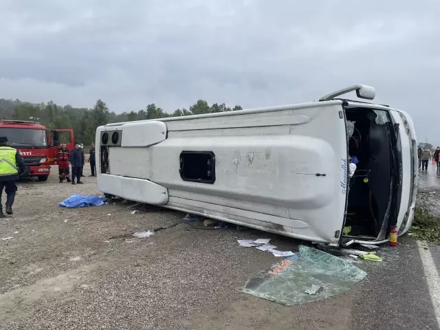 MHP kafilesini taşıyan midibüs devrildi: 2 ölü, 19 yaralı