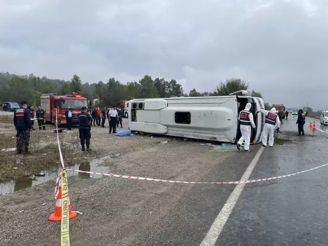 MHP kafilesini taşıyan midibüs devrildi: 2 ölü, 19 yaralı
