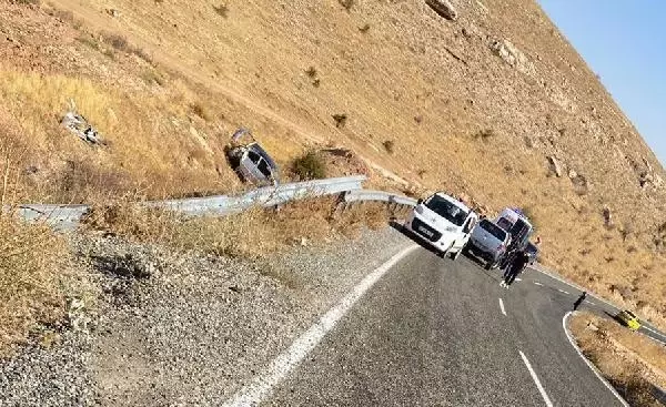 BATMAN'DA OTOMOBİL ŞARAMPOLE YUVARLANDI: 4 YARALI