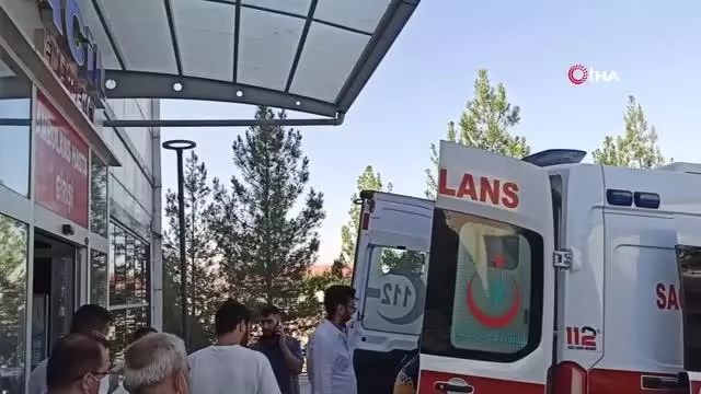 Demir bariyerlere çarpan otomobil hurdaya döndü: 3'ü ağır 4 yaralı