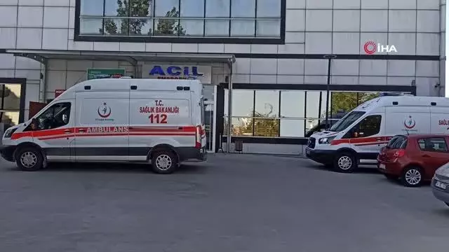 Demir bariyerlere çarpan otomobil hurdaya döndü: 3'ü ağır 4 yaralı