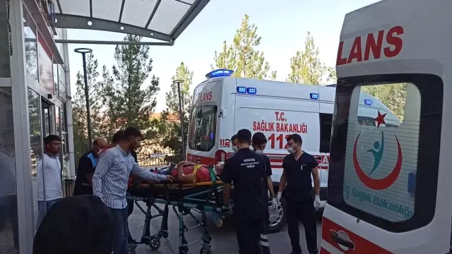 Demir bariyerlere çarpan otomobil hurdaya döndü: 3'ü ağır 4 yaralı