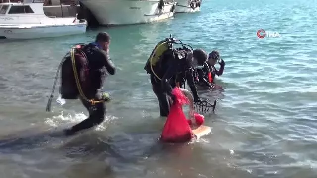Denizden çıkarılan çöpler parkta sergilendi