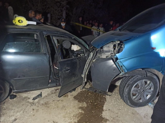 Minibüs ile otomobilin çarpışması sonucu 6 kişi yaralandı