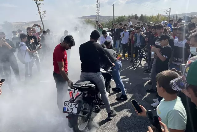 Elazığ'da 'Modifiyeli Araç ve Motosiklet Festivali' renkli görüntülere sahne oldu