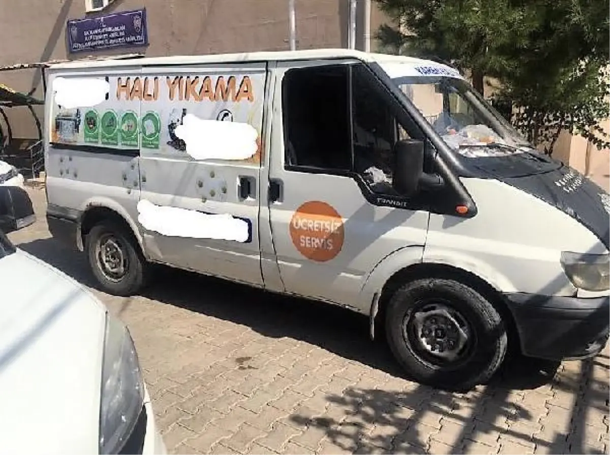 Halı yıkama minibüsünden 33 kaçak göçmen çıktı