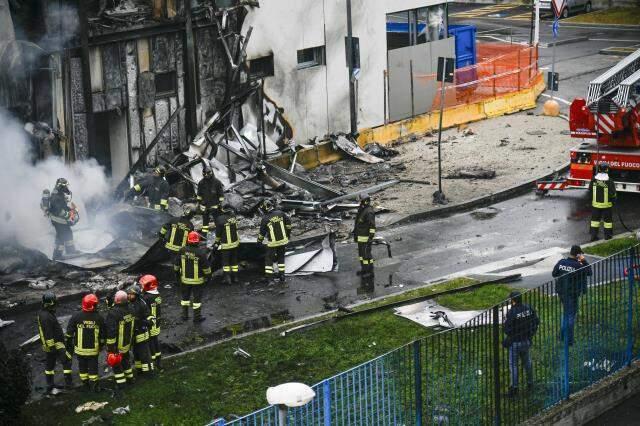 İtalya'da özel uçak bir binanın üzerine düştü: 1'i çocuk 8 kişi yaşamını yitirdi