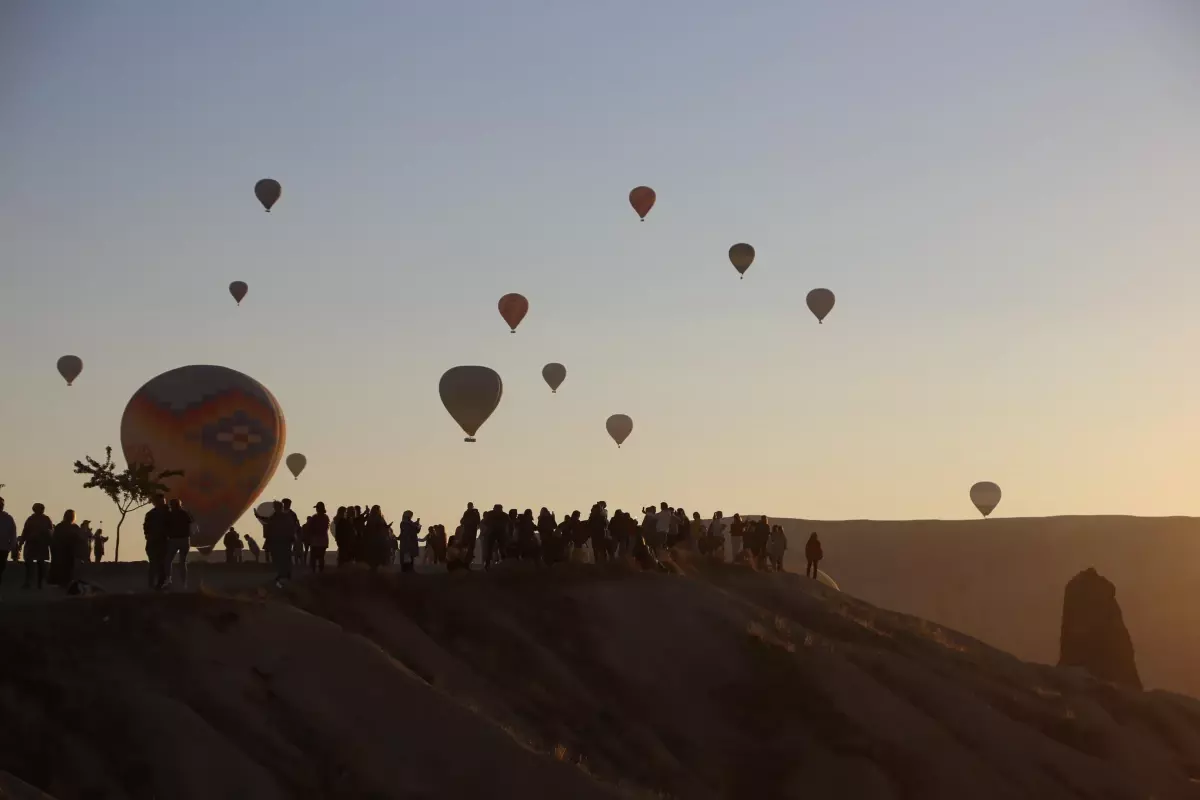 Kapadokya'da balonları izlemek isteyen turistler tepelere akın ediyor