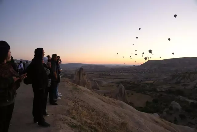 Kapadokya'da balonları izlemek isteyen turistler tepelere akın ediyor