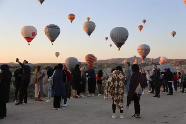 Kapadokya'da balonları izlemek isteyen turistler tepelere akın ediyor
