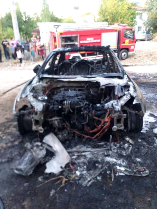 Konya'da otomobil alev alev yandı
