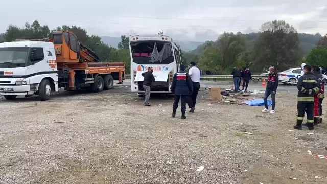 MHP kafilesini taşıyan midibüs devrildi: 2 ölü, 19 yaralı