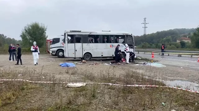 MHP kafilesini taşıyan midibüs devrildi: 2 ölü, 19 yaralı