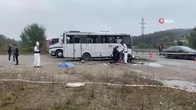 MHP kafilesini taşıyan midibüs devrildi: 2 ölü, 19 yaralı