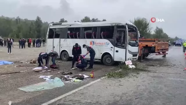 MHP kafilesini taşıyan midibüs devrildi: 2 ölü, 19 yaralı