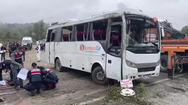 MHP kafilesini taşıyan midibüs devrildi: 2 ölü, 19 yaralı