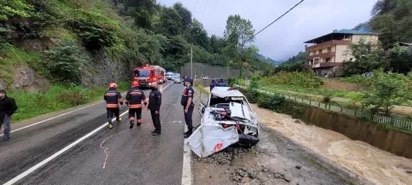 Son dakika haber | OTOMOBİL DEREYE DÜŞTÜ: 2 ÖLÜ