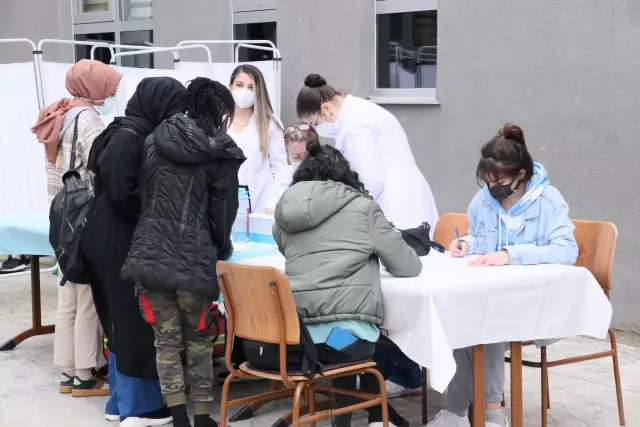 Yurtta kalan üniversite öğrencilerine Kovid-19 aşısı yapılıyor
