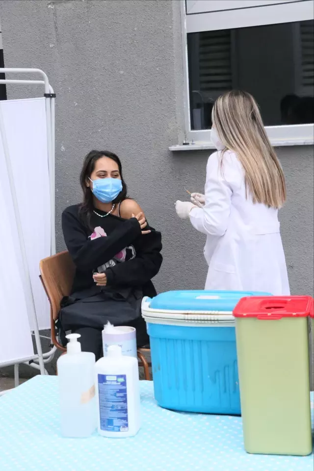 Yurtta kalan üniversite öğrencilerine Kovid-19 aşısı yapılıyor