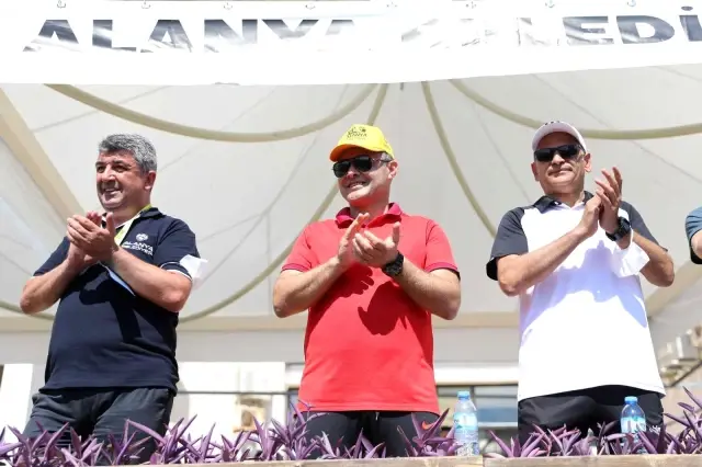 Triatlon Yarışında 30. yıla özel nostalji yarışı yapıldı