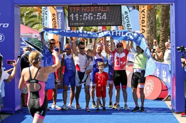 Triatlon Yarışında 30. yıla özel nostalji yarışı yapıldı