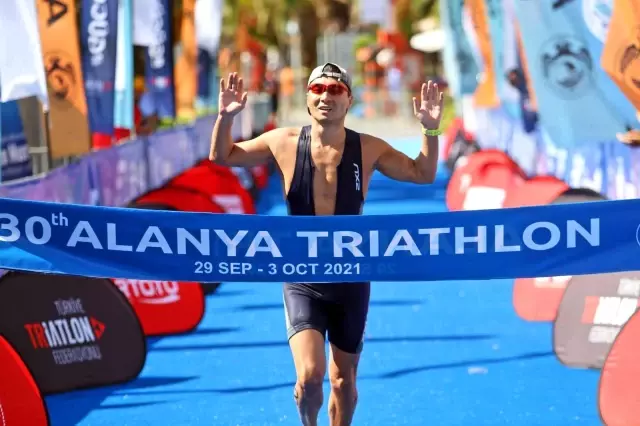 Triatlon Yarışında 30. yıla özel nostalji yarışı yapıldı