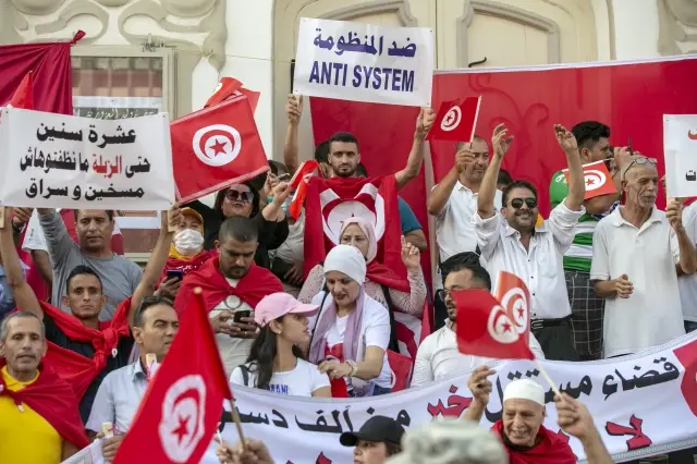 Tunus'ta Cumhurbaşkanı Kays Said'e takviye gösterisi