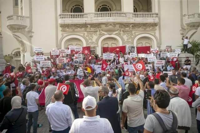 Tunus'ta Cumhurbaşkanı Kays Said'e takviye gösterisi