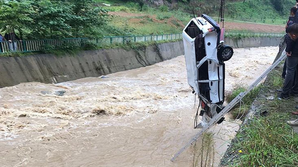 Yağış nedeniyle sular yükselmişti! Yayladan dönenleri taşıyan araç dereye uçtu: 2 ölü